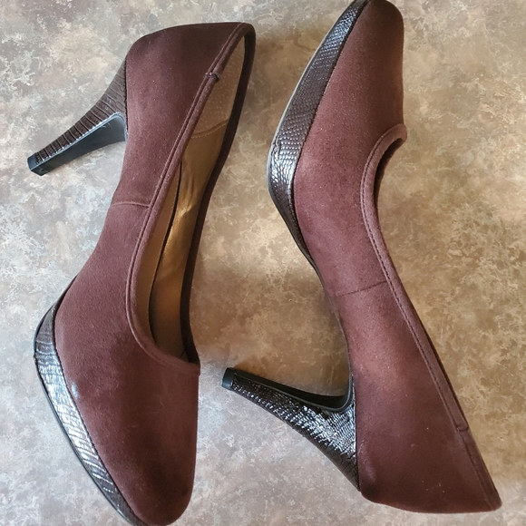 Chocolate Brown suede heels - Picture 2 of 8